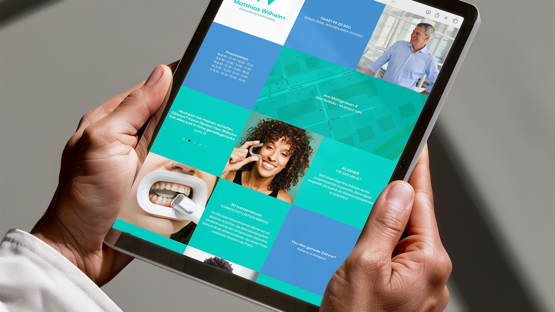 Mockup eines iPad, auf dem Display die Website von Matthias Wilhelm in den Händen einer Person