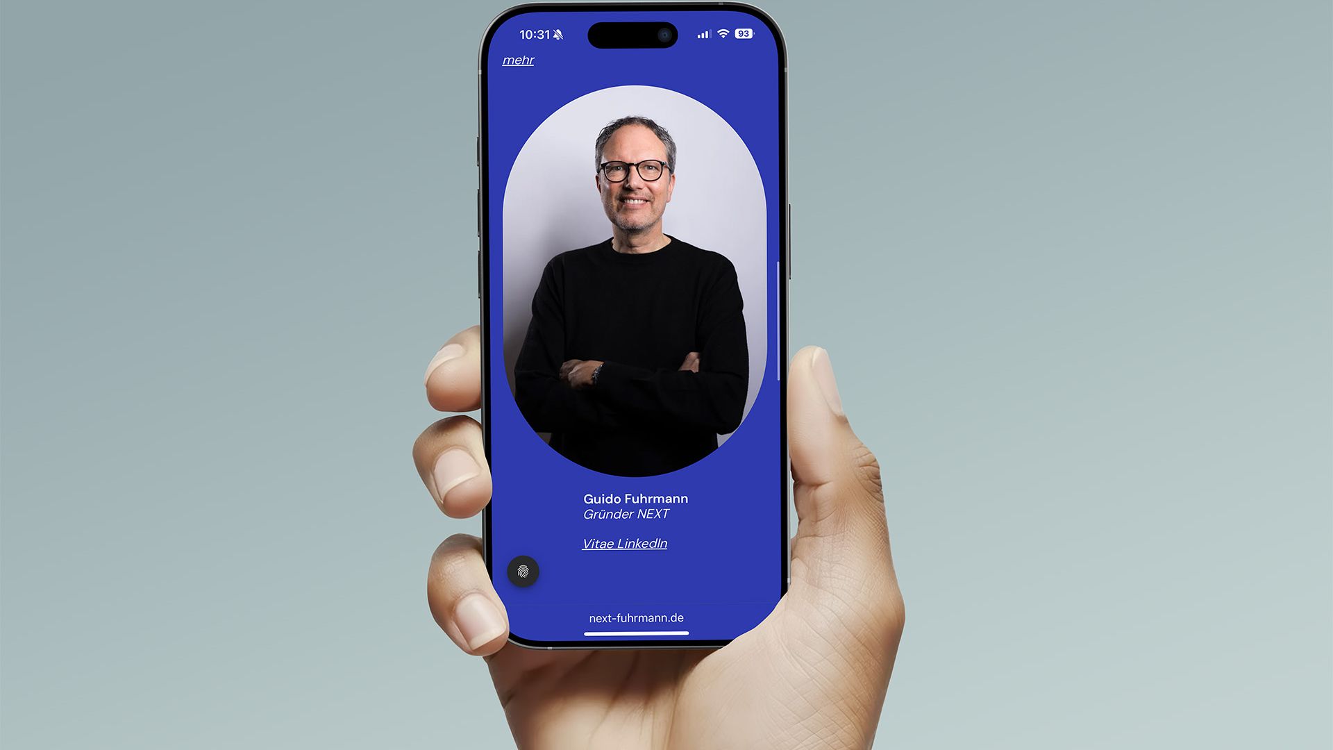 Mockup eines iPhone in der Hand eines Users mit Screendesign der Website