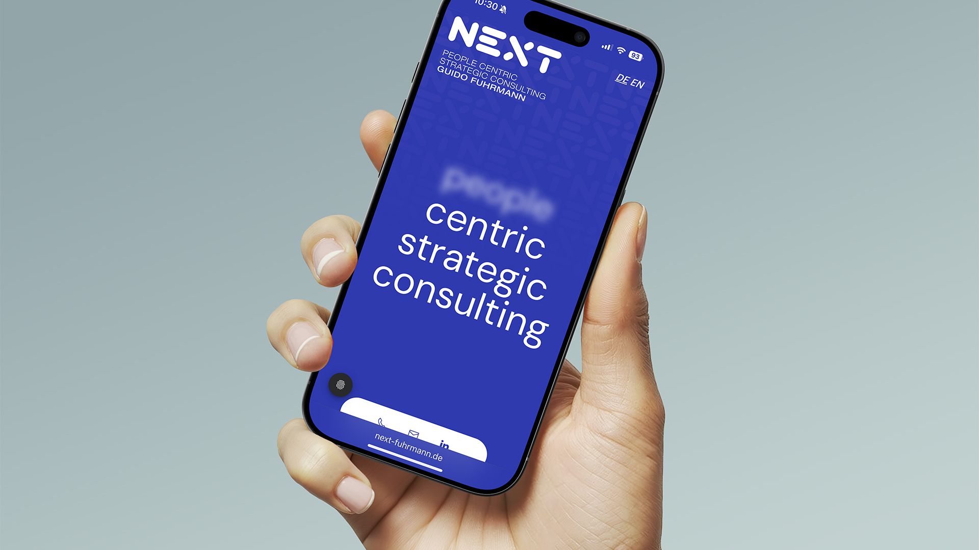 Mockup eines iPhone in der Hand eines Users mit Screendesign der Website
